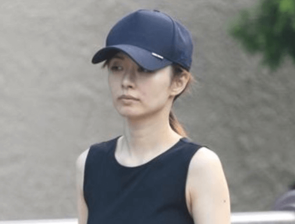 二宮和也と同じ帽子をかぶる伊藤綾子