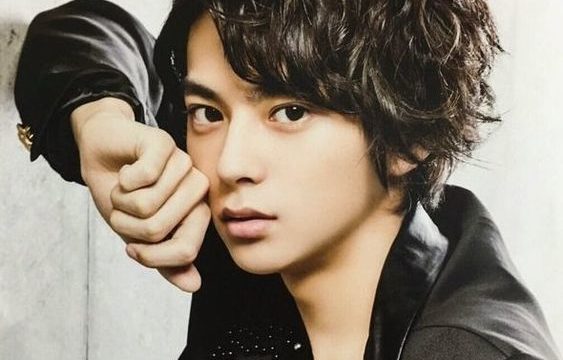 イケメン佐藤勝利の父親の死因は?家族は双子の兄とCAの姉?母の職業